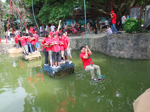 珠江啤酒2012年度拓展训练在笑翻天乐园举办