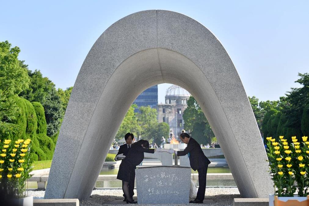 广岛举行和平纪念仪式:呼吁日本为无核世界发挥作用 安倍默哀
