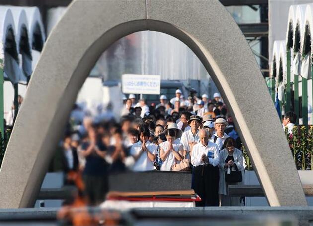 广岛举行和平纪念仪式:呼吁日本为无核世界发挥作用 安倍默哀