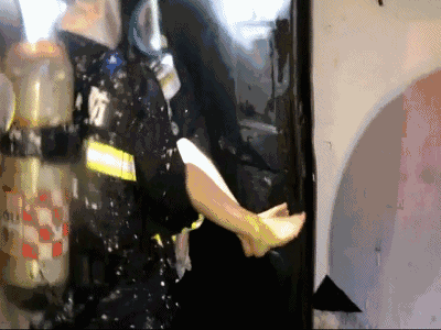 致敬!危急时刻,消防员脱下防护服披到被困孕妇身上