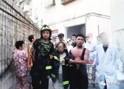 致敬!危急时刻,消防员脱下防护服披到被困孕妇身上